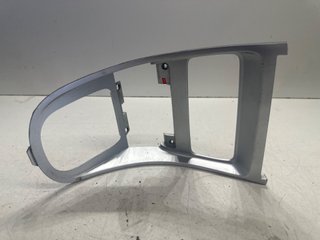 GUANECIDO CONSOLA CENTRAL PEUGEOT 307 BERLINA (S2) XS 1.6 HDI