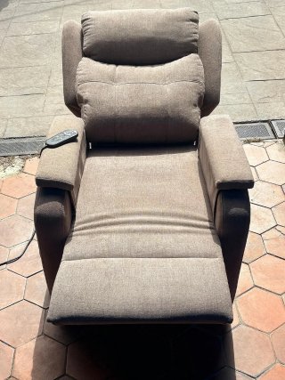 Sillón elevador eléctrico .  Nuevo cuesta 750 € .