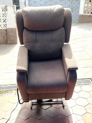 Sillón elevador eléctrico .  Nuevo cuesta 750 € .