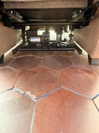 Sillón elevador eléctrico .  Nuevo cuesta 750 € .