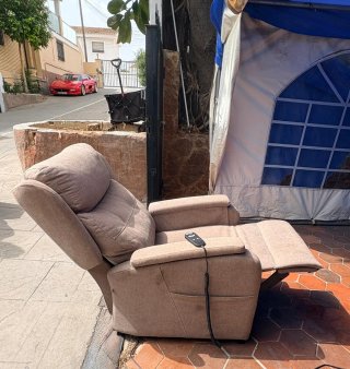 Sillón elevador eléctrico .  Nuevo cuesta 750 € .