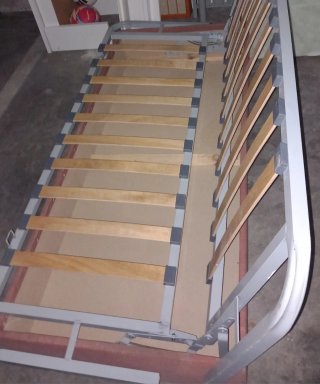 Sofá cama gris tela y metal