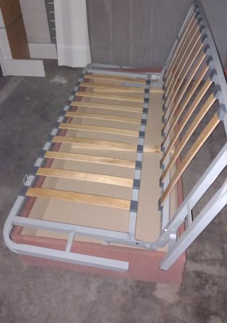 Sofá cama gris tela y metal
