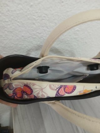 Bolso O bag negro con interior estampado