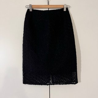 Falda negra ajustada con diseño geométrico