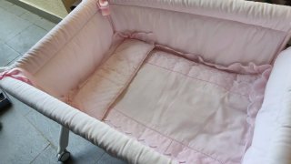 Mini cuna rosa con ruedas