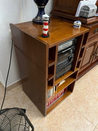 Mueble madera con equipo de música