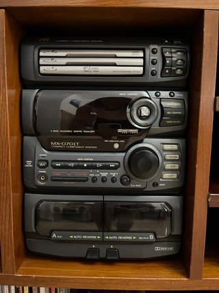 Mueble madera con equipo de música