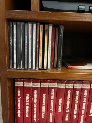 Mueble madera con equipo de música