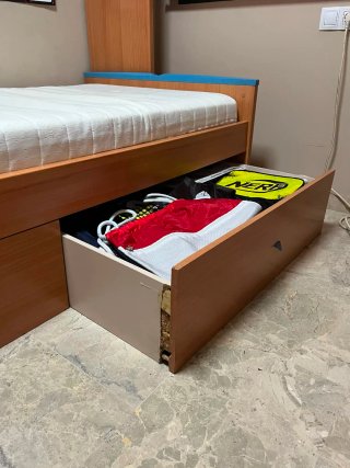 Cama individual con cajones de madera