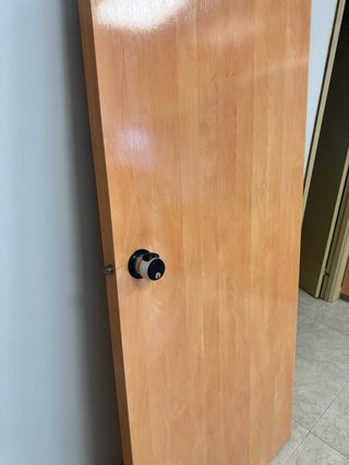 Puerta de oficina de madera clara