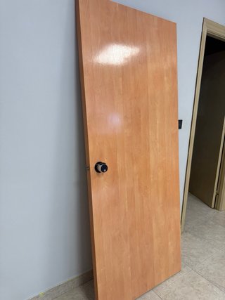 Puerta de oficina de madera clara