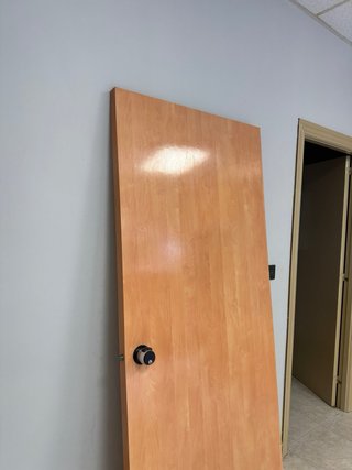 Puerta de oficina de madera clara