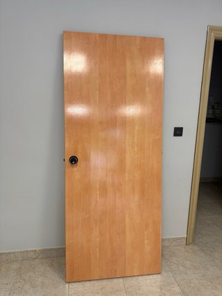 Puerta de oficina de madera clara