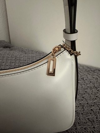 Bolso Elegante Guess Blanco y Dorado - Nuevo