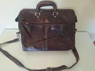 Bolso de cuero marrón para documentos
