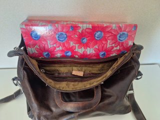 Bolso de cuero marrón para documentos