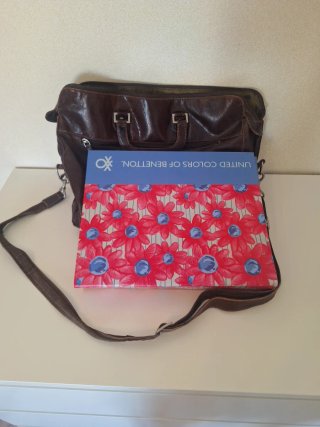 Bolso de cuero marrón para documentos
