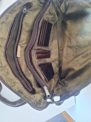 Bolso de cuero marrón para documentos