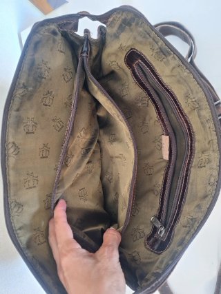 Bolso de cuero marrón para documentos