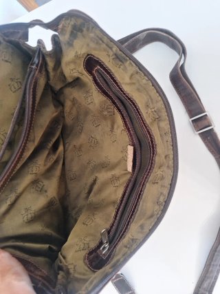 Bolso de cuero marrón para documentos