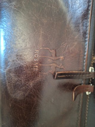 Bolso de cuero marrón para documentos
