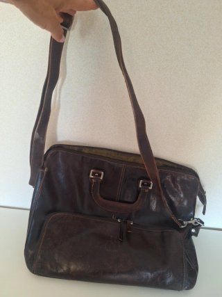 Bolso de cuero marrón para documentos