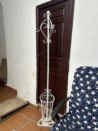 Perchero de pie blanco con paragüero