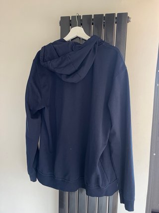 Sudadera azul con cremallera y capucha