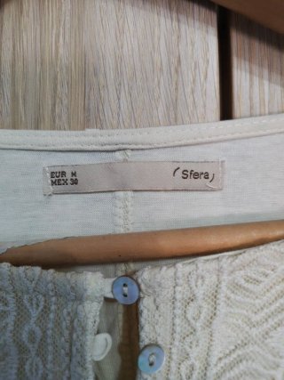 Blusa beige y blanca con encaje