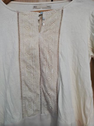 Blusa beige y blanca con encaje