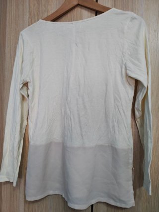 Blusa beige y blanca con encaje