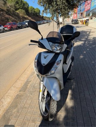 Moto Scooter Blanca y Negra con Baúl