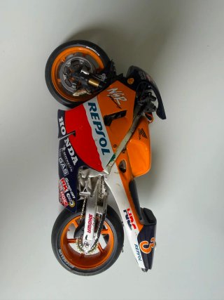 Moto a escala Honda Repsol