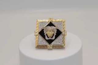 SELLO CUADRADO GRECA MEDUSA ONIX Y CIRCON. Oro18k.