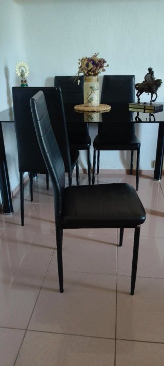 Mesa cristal negro y 4 sillas comedor