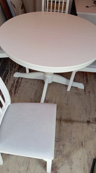Mesa redonda blanca de madera