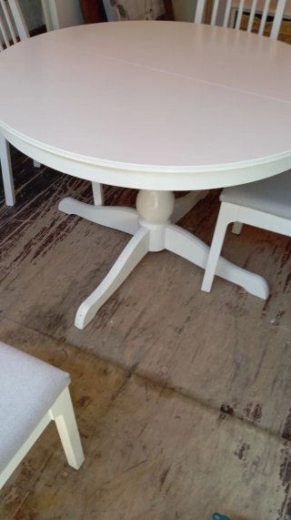 Mesa redonda blanca de madera
