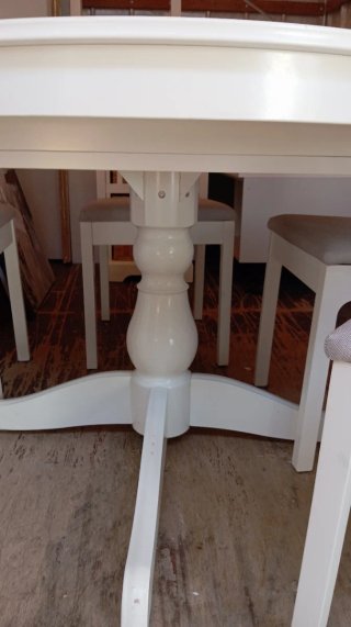 Mesa redonda blanca de madera