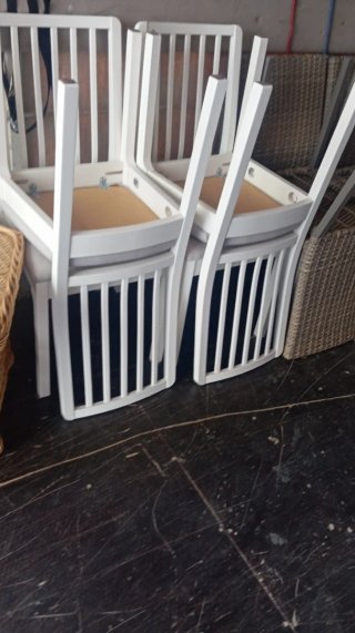 Mesa redonda blanca de madera