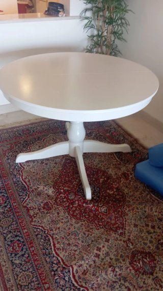 Mesa redonda blanca de madera