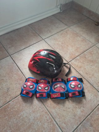 Casco y protectores Spiderman