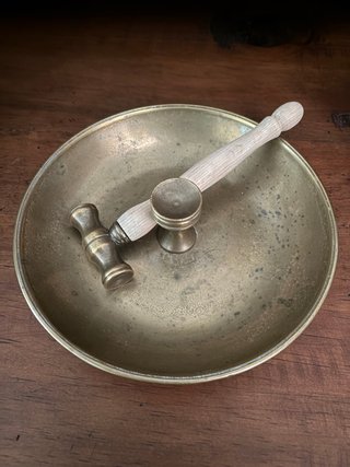 Cascanueces de metal y madera