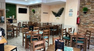 Mesas, sillas, taburetes y bancos de madera