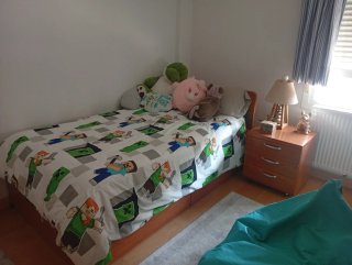 Cama individual de madera con colchón y mesilla