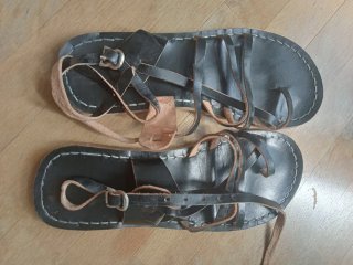 Sandalias Romanas de Cuero Negro y Marrón