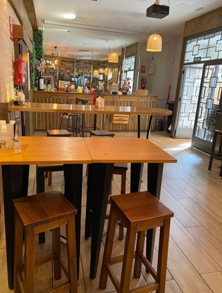 Mesas de madera para bares, taburetes, sillas