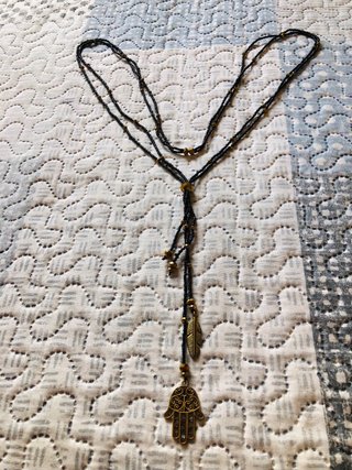 Collar Mano de Fátima con Pluma