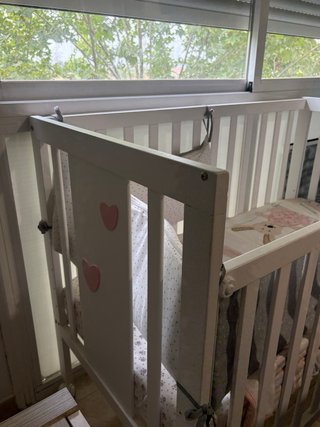 Cuna de bebé con corazones rosas