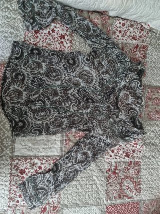 Camisetas mujer talla M. 4 euros. 3 por 10€